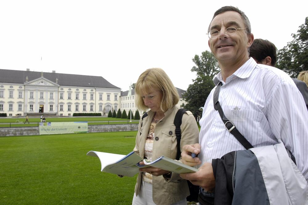 Unterwegs zur Woche der Umwelt: Besucher vor Schloss Bellevue. 