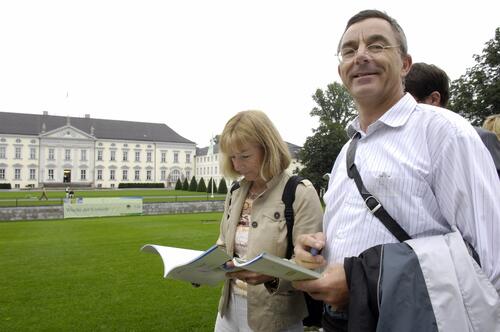 Unterwegs zur Woche der Umwelt: Besucher vor Schloss Bellevue. 