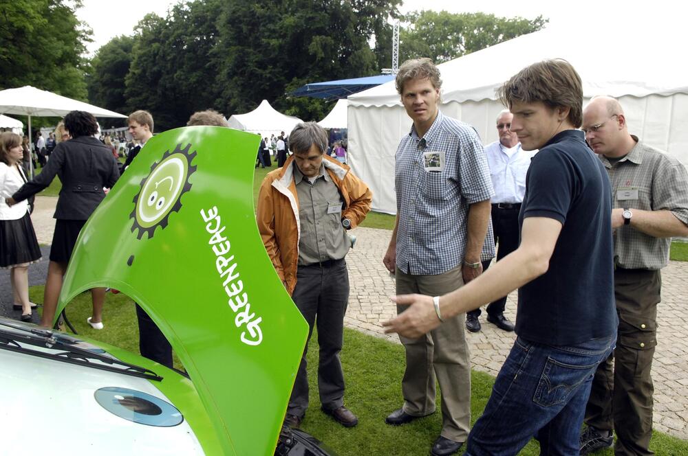 SmiLE: Am Stand vom Greenpeace auf der Woche der Umwelt lassen sich Besucher erklären, wie ein ganz normales Serienauto mit weniger als drei Litern Benzin auskommen kann. Kernstück ist dabei der SmiLE-Motor. 
