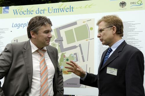 Angeregtes Gespräch auf der Woche der Umwelt: Aussteller und Gäste tauschten sich im Garten von Schloss Bellevue aus. 