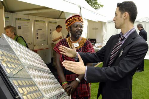 Angeregtes Gespräch auf der Woche der Umwelt in Berlin: Aussteller und Gäste tauschten sich im Garten von Schloss Bellevue aus. 