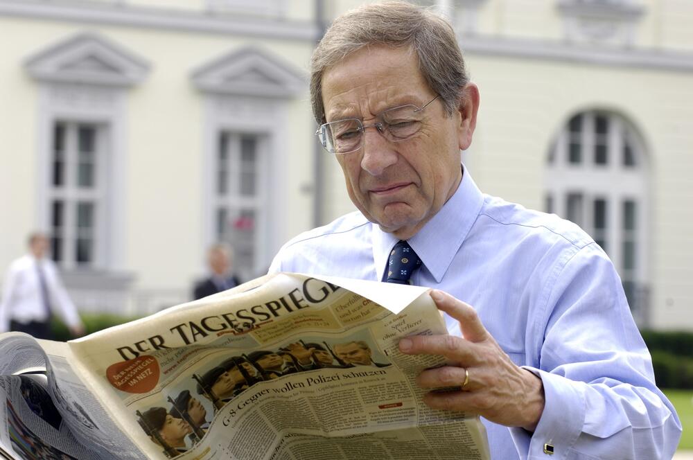 Zeitungslektüre auf der Woche der Umwelt: Auch im Park von Schloss Bellevue war das Treffen der G8 immer wieder Thema. 