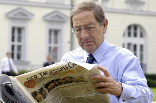 Zeitungslektüre auf der Woche der Umwelt: Auch im Park von Schloss Bellevue war das Treffen der G8 immer wieder Thema. 