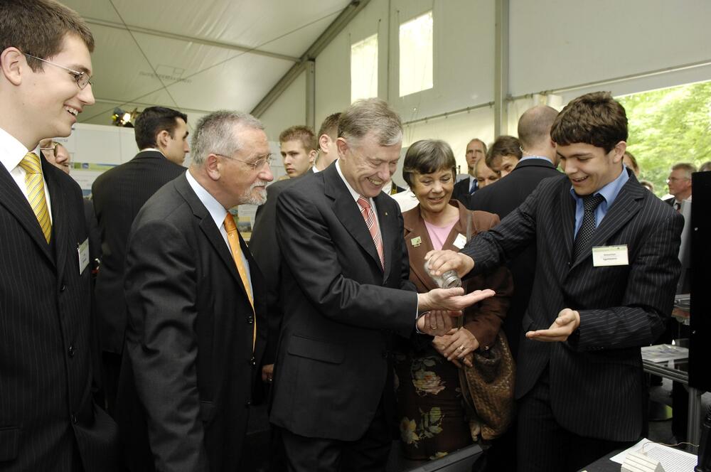 Bundespräsident am Stand von Jugend forscht auf der Woche der Umwelt: Preisträger Sebastian Igelmann erklärt Horst Köhler sein Projekt. 