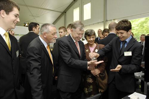 Bundespräsident am Stand von Jugend forscht auf der Woche der Umwelt: Preisträger Sebastian Igelmann erklärt Horst Köhler sein Projekt. 