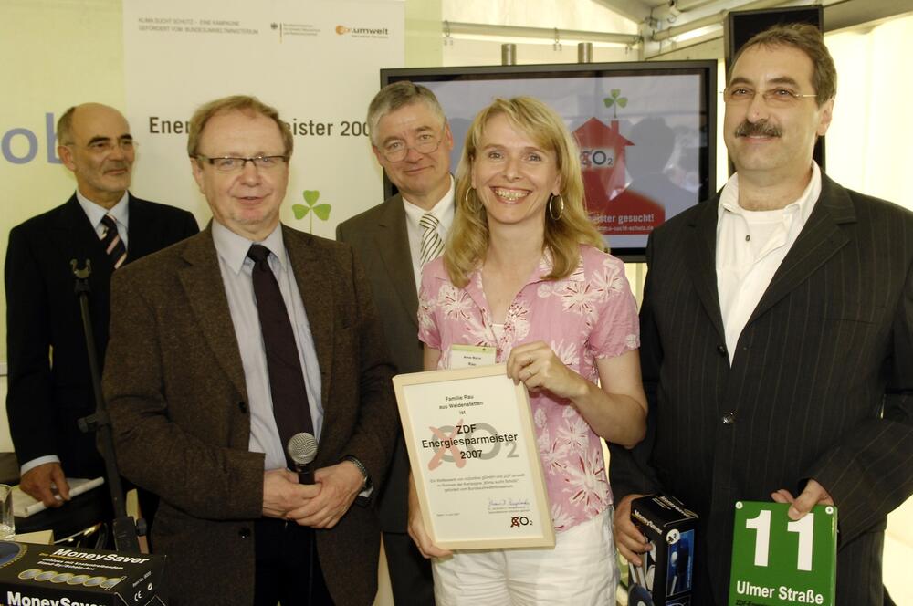 Energiesparmeister: Familie Rau aus Weidenstetten wurde mit einer grünen Hausnummer und 2.500 Euro belohnt. 