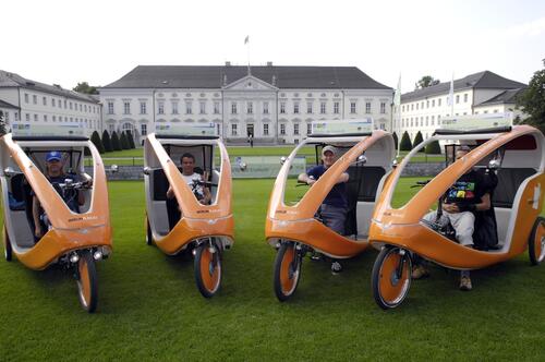 Velotaxis vor Schloss Bellevue: Für die Gäste der Woche der Umwelt fuhren die umweltfreundlichen Gefährte als Shuttle-Dienst von und zur S-Bahn-Haltestelle Bellevue. 