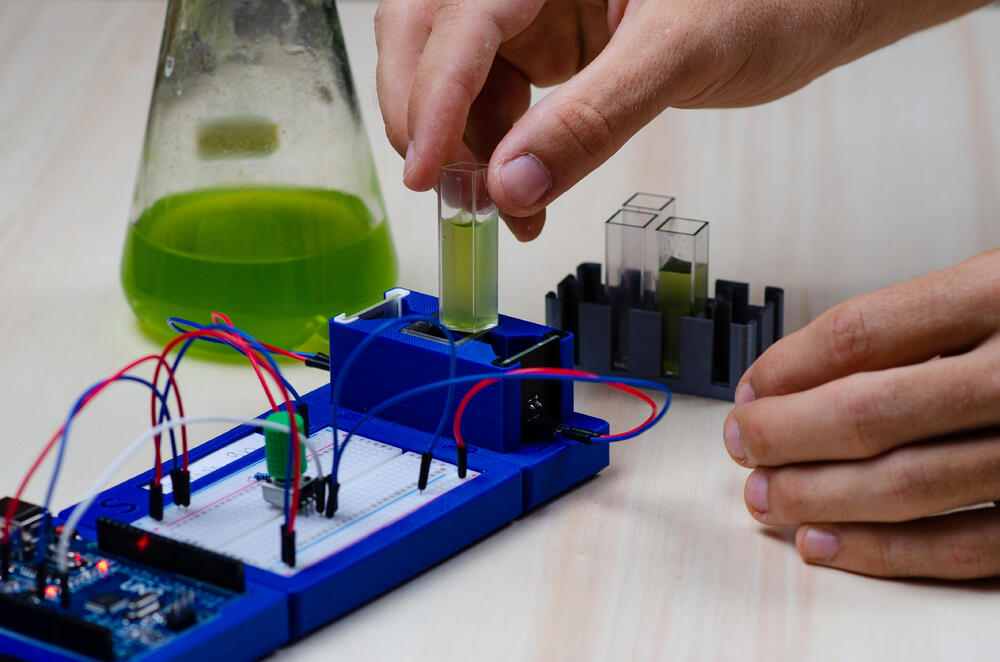 Im Unterricht kann das desklab Photometer entweder für verschiedene Experimente als Messgerät oder die Einführung der Messmethode Photometrie eingesetzt werden.  © desklab gUG 