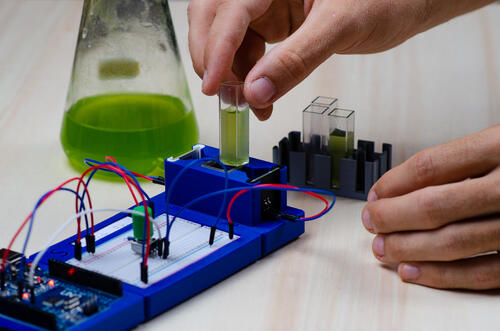 Im Unterricht kann das desklab Photometer entweder für verschiedene Experimente als Messgerät oder die Einführung der Messmethode Photometrie eingesetzt werden.  © desklab gUG 