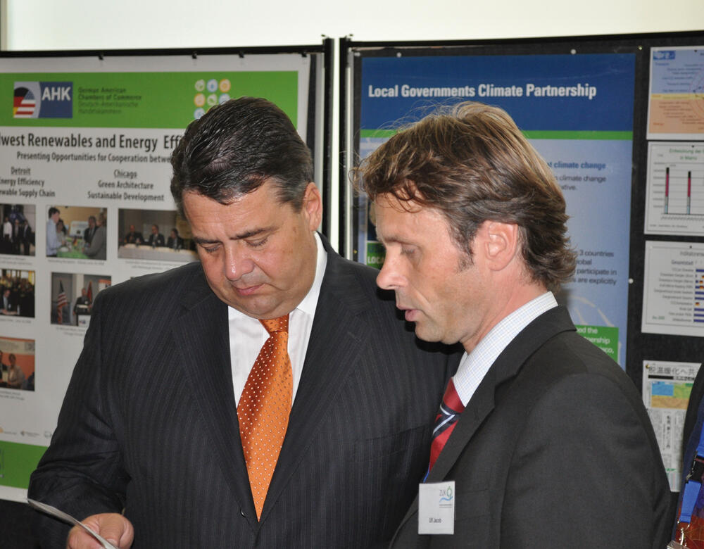 Umweltminister Sigmar Gabriel und Projektleiter Ulf Jacob 