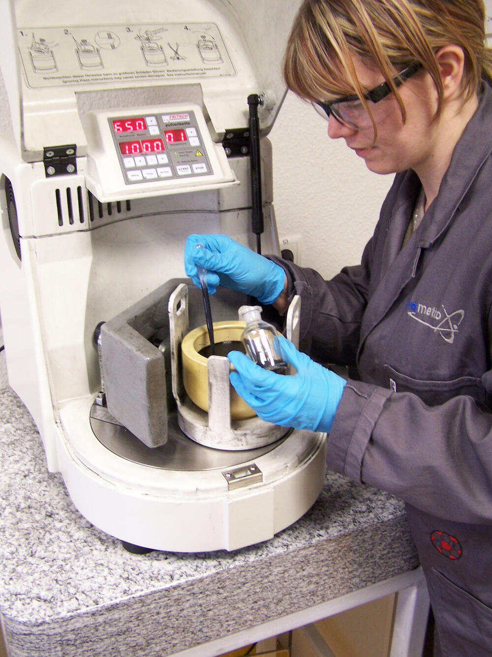 Frau mit Testprodukt 