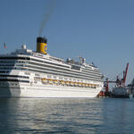 Kreuzfahrtschiff im Hafen von Barcelona © Franziska Göde/piclease