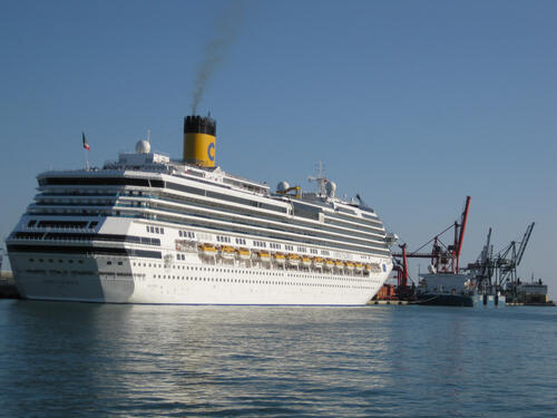 Kreuzfahrtschiff im Hafen von Barcelona © Franziska Göde/piclease