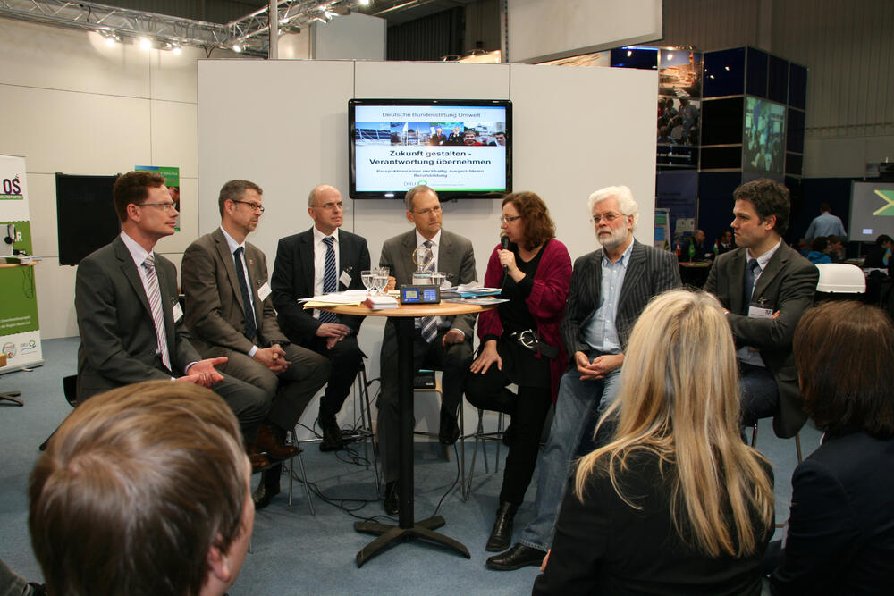 Gespräch von Projektpartnern der DBU 