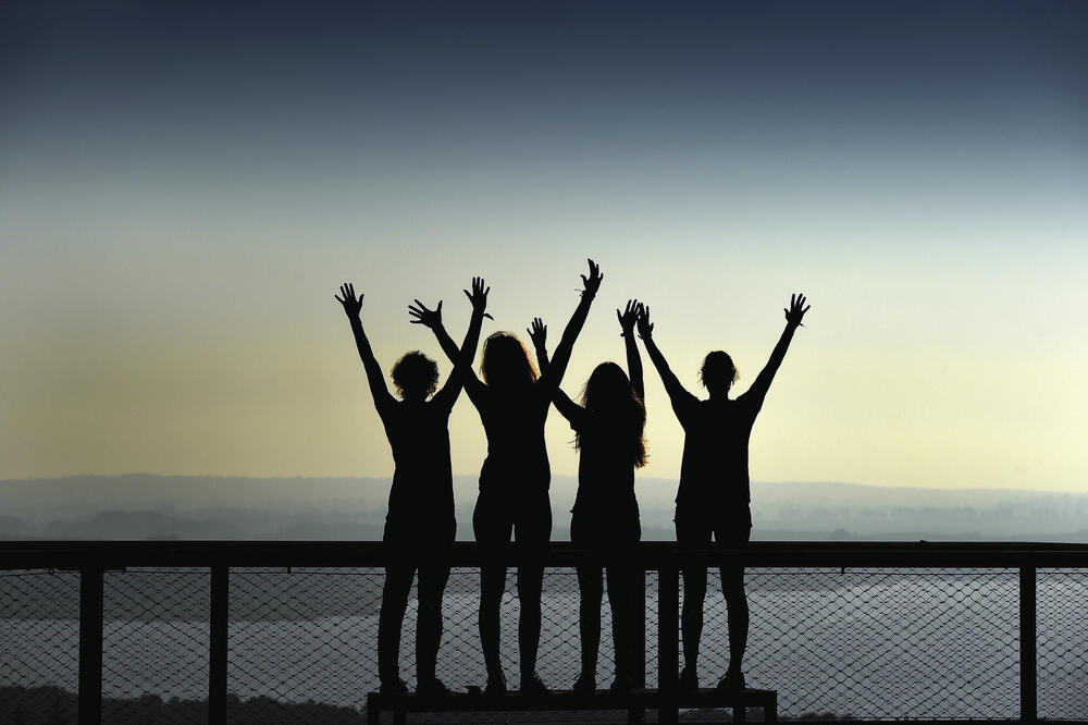 Arme hoch beim Jugendkongress © DBU/Peter Himsel