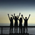 Arme hoch beim Jugendkongress © DBU/Peter Himsel