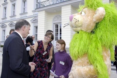 Umwelt als Schulfach? Graslöwen-Reporterin Marlon Weber interviewete auf der Woche der Umwelt den Bundespräsidenten. Der Graslöwe, Umweltbotschafter der DBU für Kinder, schaute zu. 