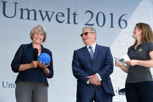Woche der Umwelt 2016 - Bundespräsident Joachim Gauck mit Annette Dieckmann &copy; DBU/Ausserhofer/Weigelt