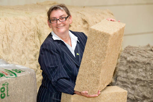 Hock-Heyl hält Hanf-Matte in der Hand © DBU/Daniel Karmann