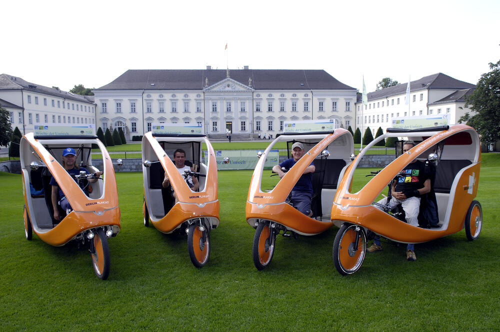 Velotaxis vor Schloss Bellevue 