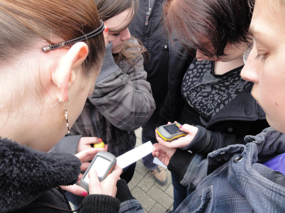 Schüler mit GPS-Geräten 