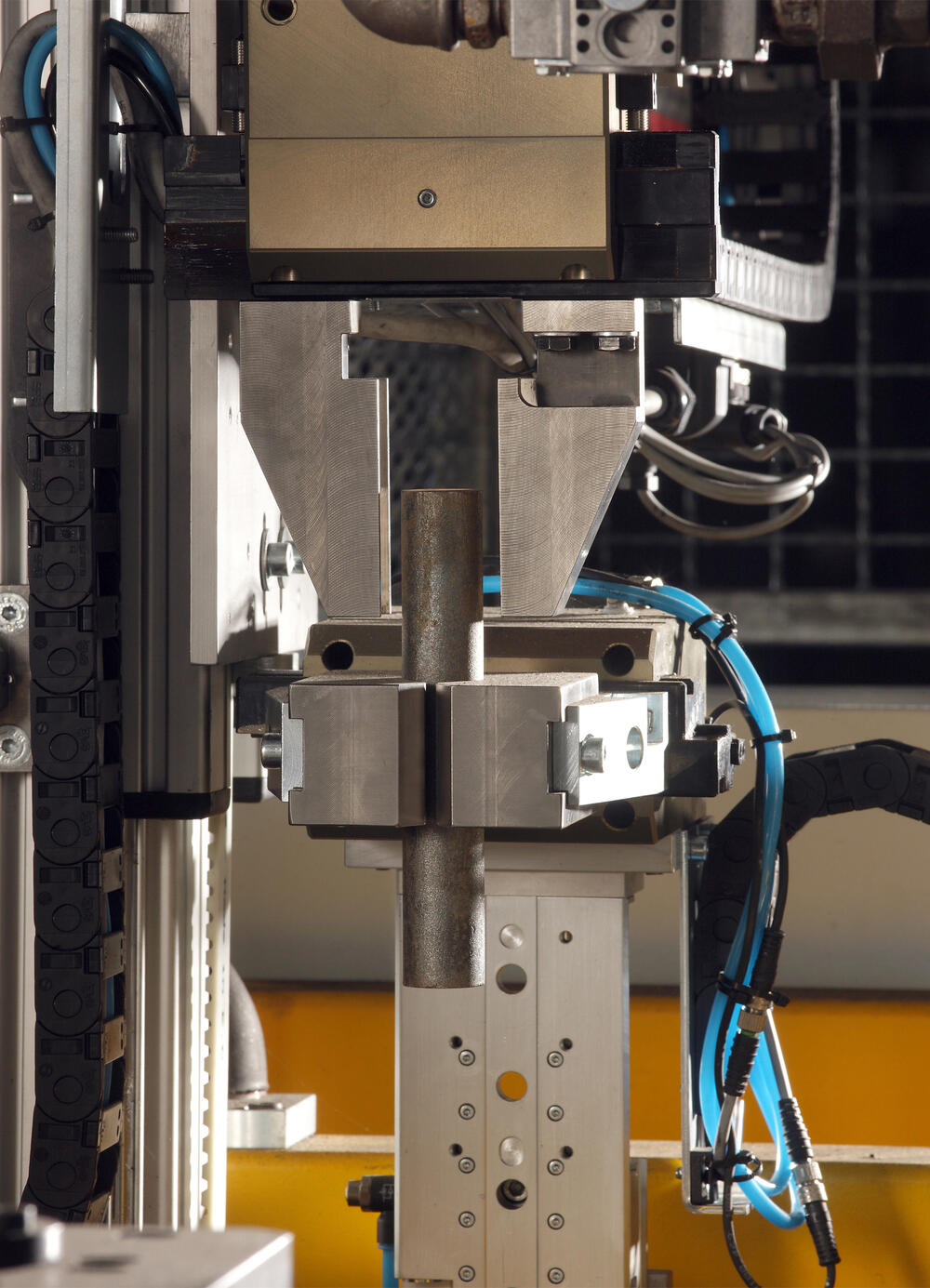 Greifer, der die zu erwärmenden Sägeabschnitte greift 