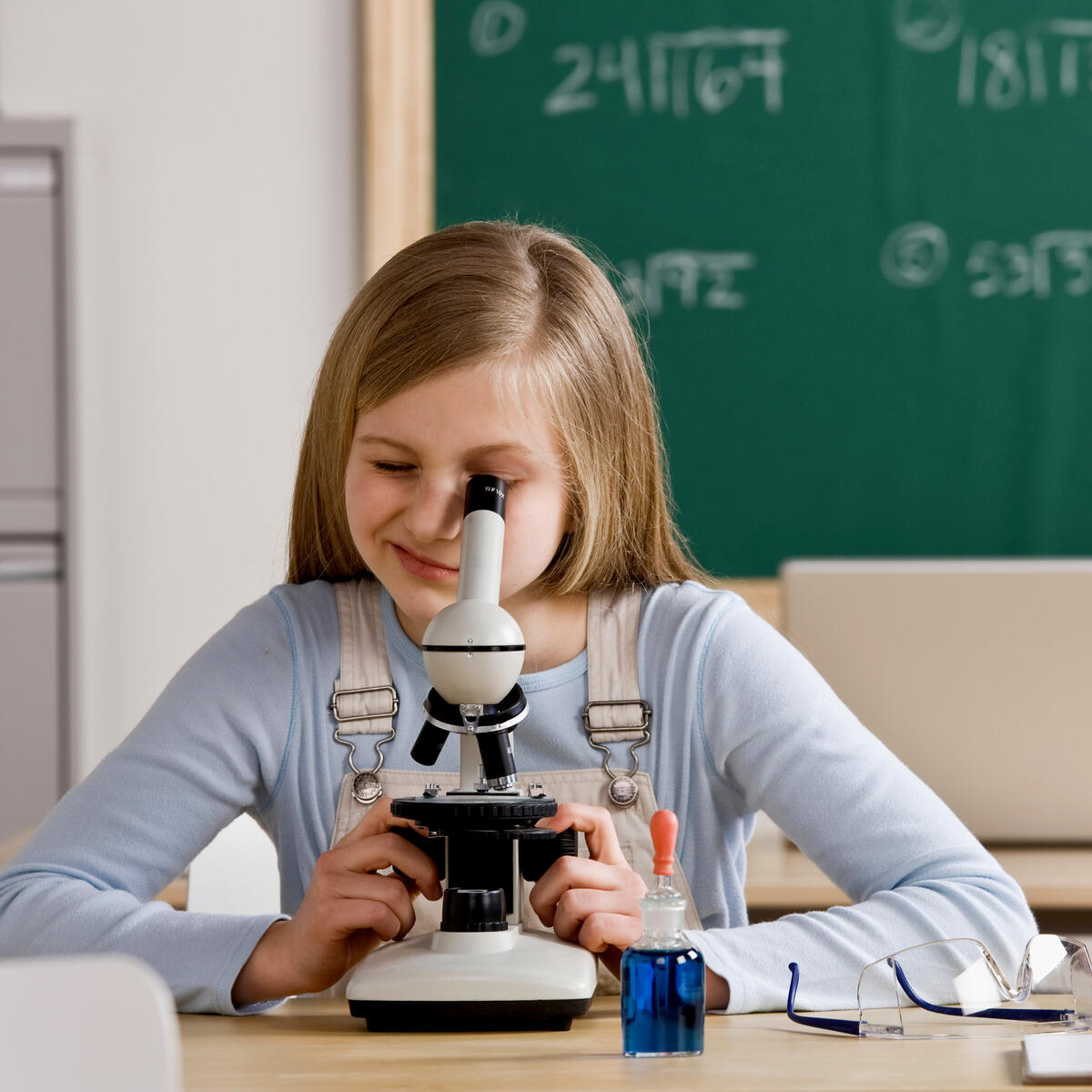 Mädchen am Mikroskop 