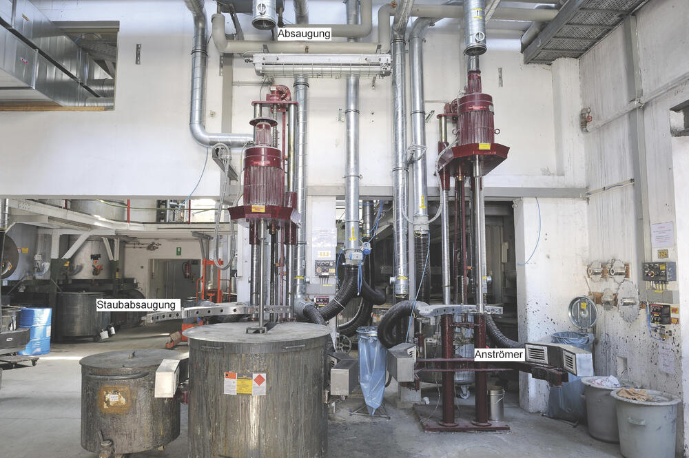 Werkhalle eines Farben- und Lackherstellers 