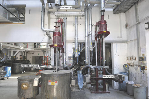 Werkhalle eines Farben- und Lackherstellers 