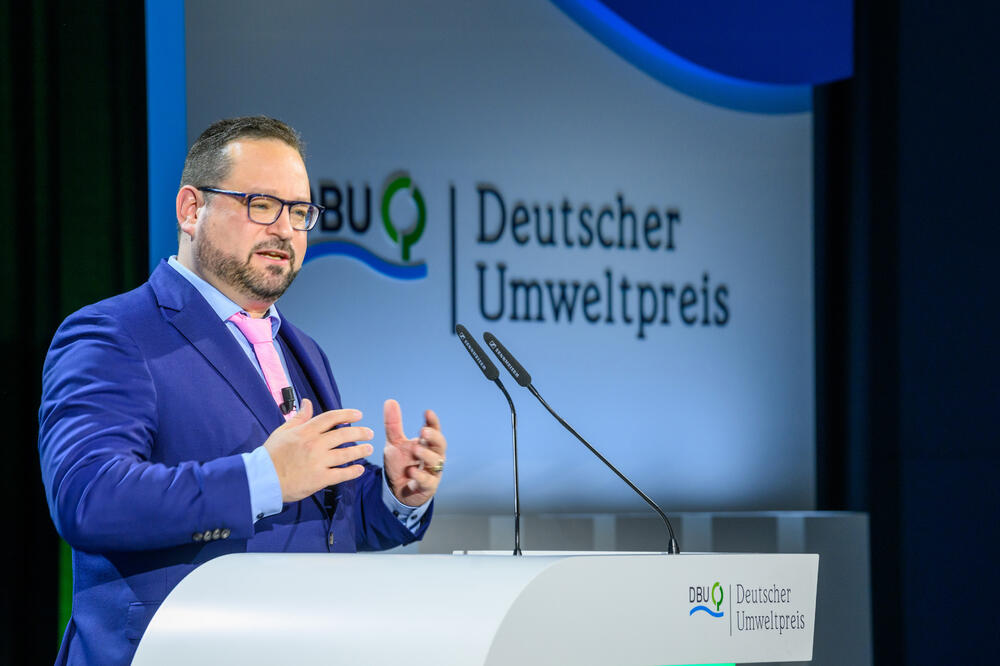 DBU-Generalsekretär Alexander Bonde am Redepult © Peter Himsel/DBU