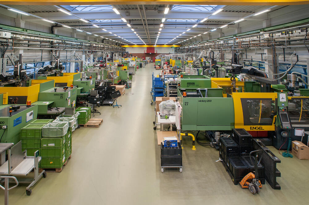 Blick in die Produktionshalle der Berliner Firma NOVAPAX Kunststofftechnik &copy; NOVAPAX Kunststofftechnik Steiner GmbH & Co. KG,