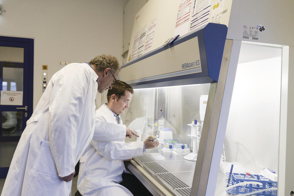 Professor Dr. Klaus Kümmerer und sein Mitarbeiter Dr. Christoph Leder (re.) im Labor © Leuphana/Patrizia Jäger