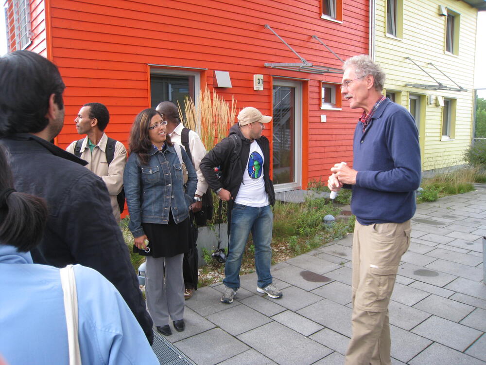 Stipendiaten im Gespräch mit dem diesjährigen Umweltpreisträger Dr. Rainer Grießhammer (rechts) auf dem Dach des Freiburger Sonnenschiffs. 
