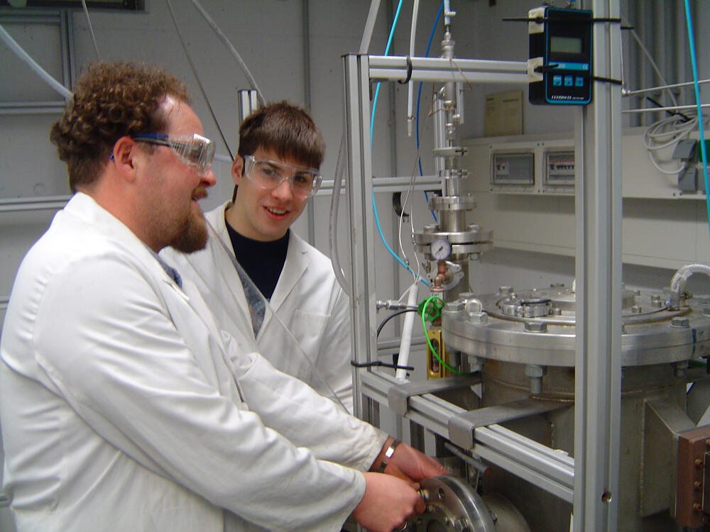 Projektmitarbeiter an der Laboranlage zur Herstellung von Fluormonomeren aus Recyclaten 