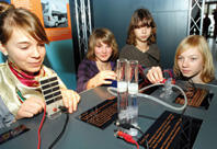 Kluge Köpfe experimentieren in Schülerlaboren  