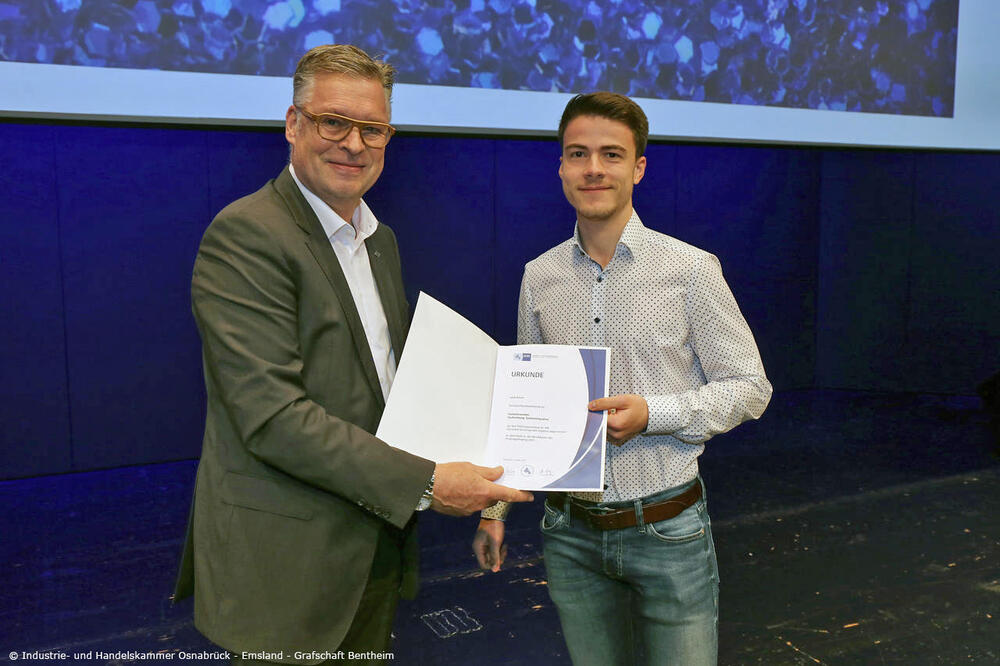DBU-Azubi Lasse Krusel (rechts) ist Jahrgangsbester.  © Industrie- und Handelskammer Osnabrück – Emsland – Grafschaft Bentheim 