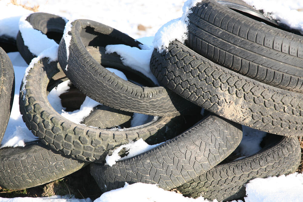 Autoreifen in der Landschaft © Uschi Euler/piclease