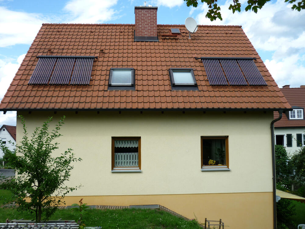Röhrenkollektoren auf einem Einfamilienhaus 