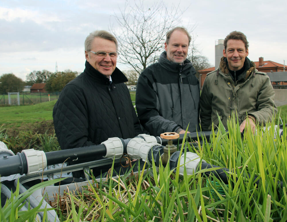 DBU-Generalsekretär Dr. Heinrich Bottermann, DBU-Wasserfachmann Franz-Peter Heidenreich und UFT- Projekt-Mitarbeiter Dr. Ingo Dobner (v. l.) 