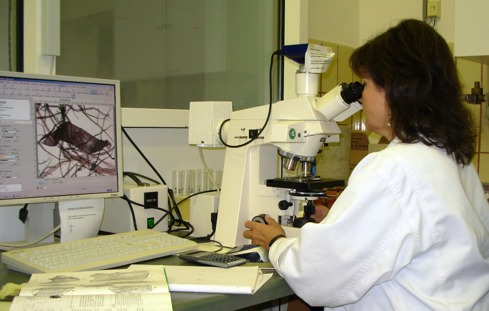 Frau vor einem Mikroskop © TU Darmstadt