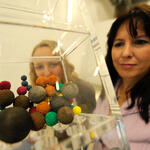 Lehrerin in der Ausstellung 