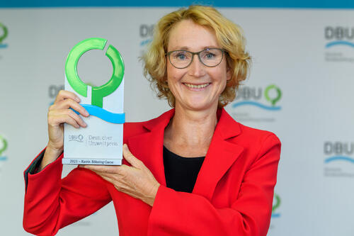 Preisträgerin Böhning-Gaese mit Stele © Peter Himsel | DBU