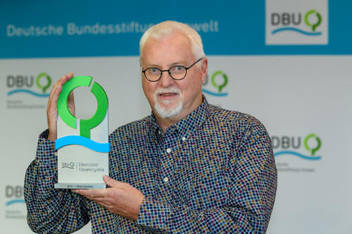 Preisträger Joosten mit Stele © Peter Himsel | DBU