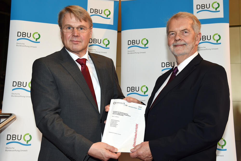Bottermann und Hennicke Übergabe Energierat-Urkunde &copy; DBU/Himsel