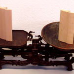 Waage mit Holz- und Kunststoffleiste 