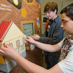 Schüler am Modellhaus 