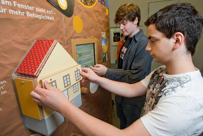 Schüler am Modellhaus 