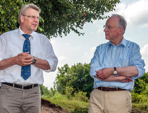 Dr. Heinrich Bottermann, Generalsekretär der Deutschen Bundesstiftung Umwelt, erläutert Sachsen-Anhalts Umweltminister Dr. Hermann Onko Aeikens das Beweidungsprojekt in der Oranienbaumer Heide. © DBU Naturerbe GmbH/Thomas Klitzsch