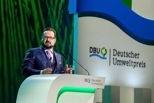 Generalsekretär Alexander Bonde am Rednerpult © Peter Himsel | DBU