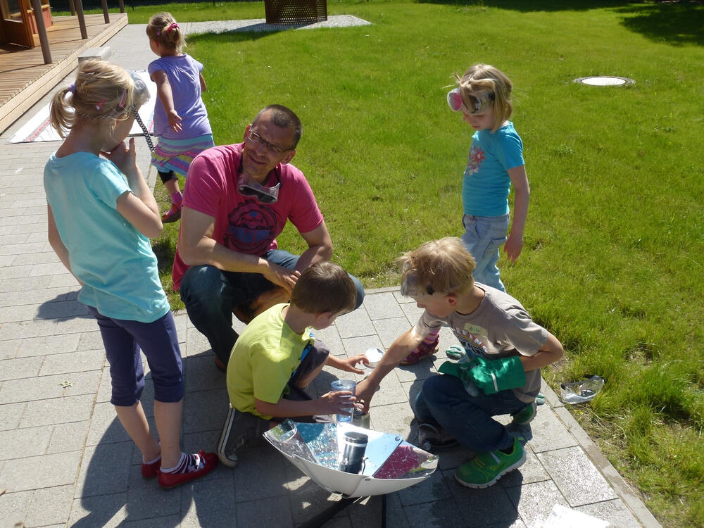 Kinder experimentieren © HELLEUM